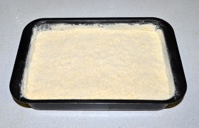 Аккуратно заливаем творожную массу и засыпаем оставшейся крошкой. Помещаем в духовку, которую еще в начале приготовления включили на 180-190°. 