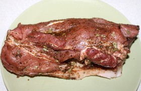 Окорок промываем, хорошенько обсушиваем мясо. Смешиваем компоненты маринада, лавровые листики ломаем на мелкие части. Обмазываем свинину маринадом, накрываем и оставляем на 30-40 минут на столе.