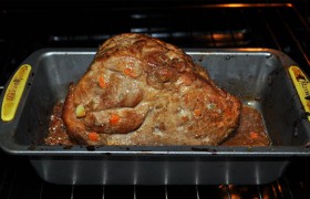 Готовое мясо вынимаем из духовки, закрываем листом фольги и даем окончательно дойти до вкуса 10-15 минут. Нарезав на ломти, подаем с любым приемлемым гарниром, например, тушеными овощами.
