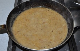 Для соуса на среднем огне распускаем масло, посыпаем мукой, вливаем немного горячего сока. Лук из горшка пюрируем с помощью блендера вместе с примерно стаканом соков. Вливаем в сковороду, тушим соус 3-4 минуты – с ним и подаем мясо.