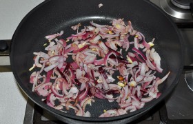 Включаем большую конфорку на сильный огонь, ставим сковороду, плюс масло – оно должно  перекалиться  за 4-5 минут. Шинкуем луковицу, немного снижаем огонь и пару минут быстро помешиваем лук, пока он обжаривается.