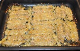 Запекаем мясные палочки 20-25 минут в духовке при 220°.