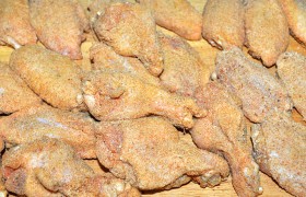 Каждый кусочек обмакиваем в смесь, покрывая его тонким ровным слоем панировки.