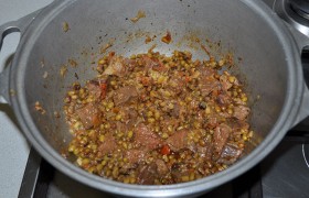 Снижаем после закипания огонь до малого, на котором мясо с приправами  тушится  в закрытой посуде до полной готовности маша и баранины, от часа и больше (зависит от качества баранины). Посыпаем базиликом.