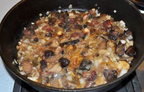 Убрав мясо, на ту же сковороду подливаем пару ст. ложек масла, переводим огонь на средний, всыпаем мелко шинкованную луковицу,  пассеруем  3-4 минуты, добавляем нарезанные грибы. Тушим 4-5 минут, посыпаем мукой, помешиваем еще 2 минуты.