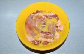 Яйца слегка, вилкой, взбиваем в миске, опускаем мясо, перемешиваем, чтобы яйца обволокли все куски. Кстати, в таком виде (но под крышкой или пленкой, а также добавив пару ст. ложек растительного масла) отбивные можно мариновать в холодильнике до суток, что сделает их мягче и сочнее.