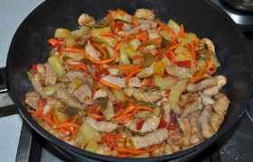 Перекладываем мясо к овощам, перемешиваем, даем закипеть. Плотно накрываем и выключаем огонь. Оставляем на 5-7 минут до подачи.