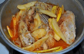 Посыпаем паприкой и шафраном, солим, заливаем столько кипятка, чтобы покрыл бедрышки. Тушим после закипания – под крышкой и на небольшом огне - до полной мягкости курицы, от 15 до 25 минут.