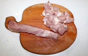 Промытое мясо, обсушенное полотенцами, нарезаем среднего размера кусочками.