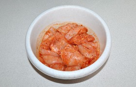 Выжимаем сок лимона, добавляем растительное масло, соль и перец, измельченный в прессе чеснок, Прованские травы (или  Итальянские ), паприку. Поливаем кусочки филе, перемешиваем. На 1,5-2,5 часа ставим в холодильник. 