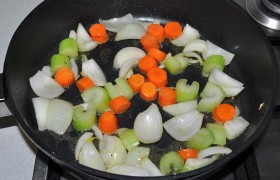 Вынимаем стебель розмарина и чеснок из ароматизированного масла, взамен кладем овощи. Помешивая, обжариваем 5-6 минут.