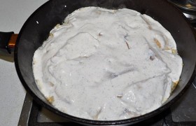 И заливаем сметаной. Накрываем и ненадолго, до закипания, включаем сильный огонь. Уводим регулятор огня на слабый – и оставляем тушиться на 10-15 минут, по окончании которых пробуем – наша рыбка получилась замечательной.