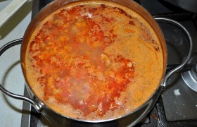 и выкладываем в суп вместе с целыми фасолинками. Еще раз доводим до кипения, заправляем перцем и солью, хмели-сунели, выключаем, накрываем – пусть суп настаивается.