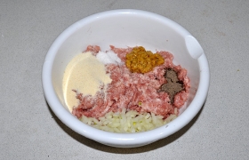 Фарш готовим сами, измельчаем в мясорубке только мясо. Луковицу рубим ножом совсем мелко, добавляем к мясу еще яйцо, соль и перец, горчицу и манку. 