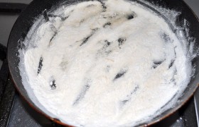 В те же минуты на второй сковородке (сухой)  пассеруем  муку. Заливаем 1,5 стакана горячей воды, размешиваем