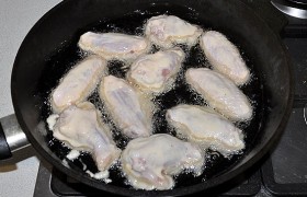 Масло наливаем в посуду для жарки слоем примерно 1-1,2 сантиметра. Ждем 4-5 минут, пока оно раскалится. И партиями жарим крылышки. 
