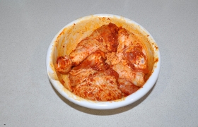 Вливаем в миску, кладем куски курицы, перемешиваем. Маринуем от получаса до 8-12 часов.