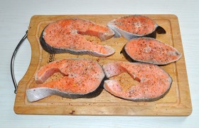 Стейки мы купили замороженными. Когда они разморозились – очистили, промыли, все поверхности обсушили с помощью бумажных полотенец. Теперь поливаем соком лимона обе стороны, приправляем солью, перцем прямо из мельнички, готовой приправой (кроме указанной -  Прованские  или  Итальянские травы ). 