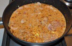 Выключаем огонь под сковородой, кладем в соус кусочки свинины, перемешиваем, накрываем и оставляем на час. А когда час прошел – снова включаем огонь и тушим мясо в закрытой сковороде 15-20 минут, за которые оно становится мягким и нежным.