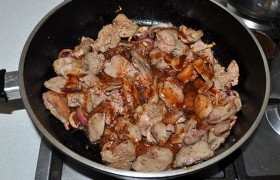 Возвращаем кусочки печенки, поливаем соусом, перемешиваем. Работая лопаткой, обжариваем секунд 30-40. Накрываем, убираем сковороду с огня. Через 4-5 минут подаем замечательно вкусную печень терияки.