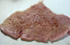 Посыпаем тонкие пласты перцем и солью.