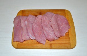 Начинаем как обычно – промываем кусок филе и хорошо просушиваем поверхность мяса бумажными полотенцами. Нарезаем – поперек волокон, конечно – на 4-6 ломтей толщиной до 20 мм. В пакетике  отбиваем  деревянным молотком, несильно - до 12-15 мм. Посыпаем перцем. 
