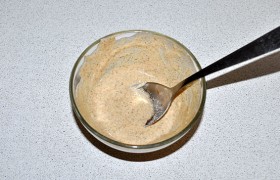 Соединяем в миске для маринада мед, сок, хмели-сунели и сметану, по вкусу солим, вымешиваем до однородности смеси.