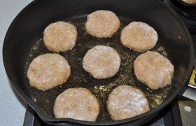 Масло раскаляем на сильном огне в сковороде, кладем котлеты. Жарим 1-1,5 минуты до корочек.