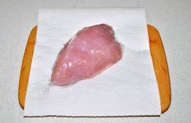 Обычным порядком подготавливаем мясо для короткой жарки: промываем и по максимуму обсушиваем.