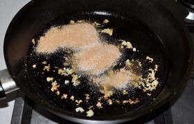 Засыпаем сахар.