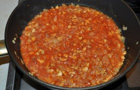 Посыпаем крахмалом или мукой, через полминуты перемешивания добавляем томатную пасту, вино и бульон. Тушим 5-6 минут.