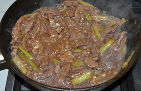 Посыпаем мукой, вливаем соевый соус с медом, кладем измельченный чеснок, тушим 4-5 минут. Закладываем в соус обжаренную говядину, накрываем и тушим, снизив огонь, 4-5 минут под крышкой.
Выключаем огонь и оставляем сковороду на конфорке на 5-6 минут до подачи на стол.