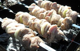 Осталось разжечь угли, нанизать мясо на шампуры, и процесс пошел... Совет: При нанизывании на шампуры плотно сдвигайте кусочки мяса. Это не позволит соку обильно вытекать и мясо останется сочным. И не забывайте их постоянно поворачивать... 