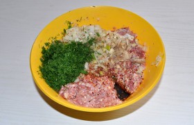 Положив фарш в миску, добавляем к нему мелко-мелко нарубленный лук и зелень укропа с петрушкой, овсяные хлопья, натертый на самой мелкой терке и слегка отжатый от сока картофель и соевый соус. Перчим – и тщательно перемешиваем ложкой, а лучше – руками.