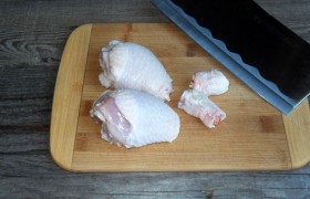 Мы готовим куриные ножки. Обрубаем косточки (это делать не обязательно), промываем и с помощью бумажных полотенец хорошенько подсушиваем.