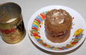 Тушенку выбирайте любую, на свой вкус. Вот эта оказалась неплохой, а жир из нее при желании можно использовать, разогрев как следует на сковороде.