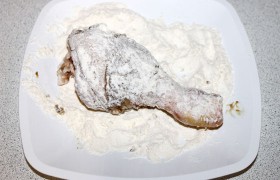 Пока в большой сковороде  перекаливается  растительное масло,  панируем  кусочки в муке. 
 
 
 
 