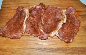 И натираем отбивные специями – но не солим: соль может лишить мясо сочности, вытянув из него внутренние соки.