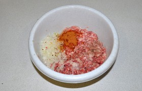 Мясо для фарша прокручиваем через крупную решетку мясорубки 2 раза. Добавляем в него соль с перцем, растертые Прованские травы, очень мелко порубленную луковицу, овсяные хлопья, 5-6 ст. ложек молока для сочности фарша. Как следует вымешиваем фарш и  отбиваем  о дно миски не менее 20 раз. 