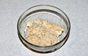 Белый батон ломаем на кусочки, поливаем сливками (молоком), оставляем на несколько минут набухнуть.