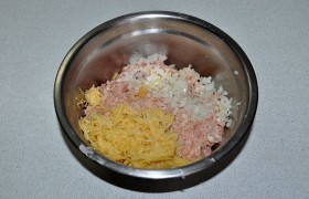 Для таких фрикаделек мясо пропускаем через мелкую решетку мясорубки 2-3 раза с луком и тертой картофелиной. Но лучше сделать это в блендере, чтобы получить густой, вязкий, тонко помолотый фарш. Который мы еще приправляем, вымешиваем и  отбиваем . 