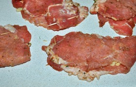 Накрываем второй половинкой и зашпиливаем кончики зубочисткой. Одной-двух вполне достаточно.