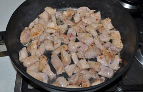 Чтобы правильно пожарить мясо – сначала масло в тяжелой сковороде 4-5 минут  перекаливаем  на самом сильном огне. В таком масле свинина прожаривается за 2-3 минуты. Все мясо стало светлым – оно практически готово.