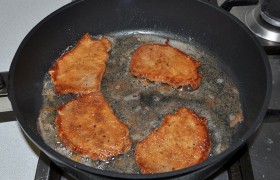 Выкладываем мясо в раскаленное масло и жарим, не снижая огня, до корочки, 60-90 секунд каждую сторону. Пробуем на соль – терияки не самый соленый соус, если надо, солим. Накрываем крышкой, выключаем конфорку и не открываем сковороду 4-5 минут.
