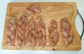 Плетем из полосок косички, закрепляя концы тонкими зубочистками. Посыпаем  травами  или приправой, перцем и солью. 