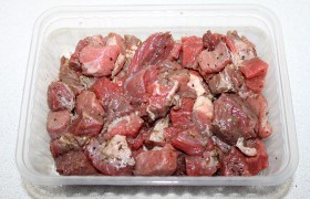 Кусок говядины промываем и обсушиваем от воды, нарезаем кусочками-кубиками примерно по 2 см. Посыпаем приправой для мяса, добавляем немного свежемолотого перца из мельнички, 2 ст. ложки растительного масла. Перемешав, закрываем и оставляем мариноваться. Это можно сделать за пару часов до готовки (держать на столе), за полсуток и сутки – поставив в холодильник.