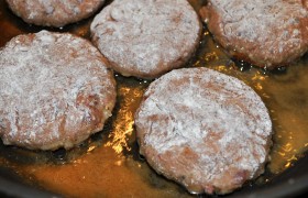 Ставим сковороду на сильный огонь, на котором  перекаливается  масло для жарки. Столовой ложкой выкладываем порции фарша в муку, посыпаем сверху, обкатываем осторожно в ладонях, формуя небольшие круглые котлеты. Жарим на средне-сильном огне одну сторону, перевернув, через минуту-полторы снижаем огонь до небольшого, на котором доводим котлеты до готовности за 6-8 минут, под крышкой или без нее. 