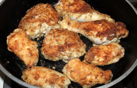 Добавляем ложку сливочного масла, переворачиваем мясо. Через пару-тройку минут, когда курятина возьмется легкой корочкой снизу – убираем огонь до среднего, накрываем крышкой и оставляем жариться еще минут 10-12. Выключив огонь, оставляем курицу под крышкой еще на 8-10 минут.
