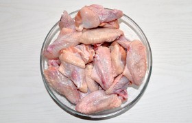 Промытые и подсушенные бумажными полотенцами куриные крылышки разрезаем на части по суставам. Маленькие острые окончания крылышек откладываем – жарить их не стоит, но они пригодятся для будущего  бульона . 