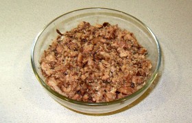 Куски рыбы, вынутые из банки, разминаем, добавляем в салатник. Поливаем по вкусу майонезом. Посыпаем небольшой порцией оставленных для этого яиц.